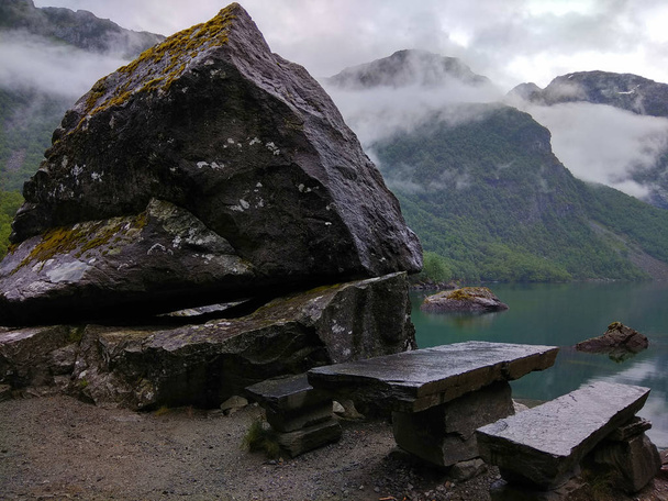 Taş masa ve göl Bondhus, banklar Folgefonna Ulusal Park, Hordaland İlçesi, Norveç - Fotoğraf, Görsel