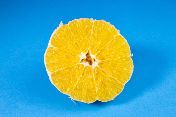juicy tasty beautiful orange on a bright background, orange slices - Foto, Imagem