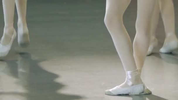 Ballet. Close-up of a girls legs in white ballet shoes during ballet training. Element of classical dance. 4K. - Πλάνα, βίντεο