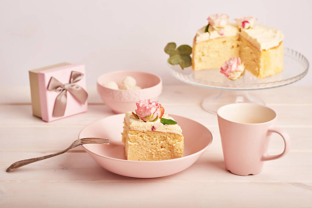 nahý dort s růží na bílém pozadí - Fotografie, Obrázek
