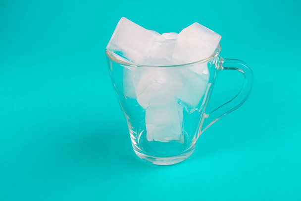 beautiful ice cubes in a transparent cup - Foto, imagen