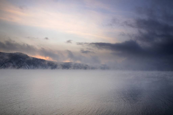 Téli hideg a ködös Hajnal a Jenyiszej folyó közelében Krasnoyarsk-Szibéria, Oroszország - Fotó, kép