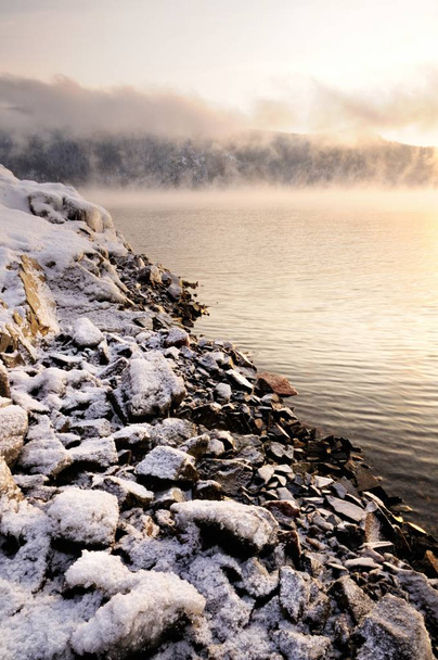 Talvi kylmä sumuinen aamunkoitto Yenisei joella lähellä Krasnoyarskia Siperiassa, Venäjällä
 - Valokuva, kuva