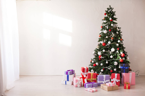 Árbol de Navidad con regalos vacaciones de año nuevo Guirnalda luces
 - Foto, Imagen