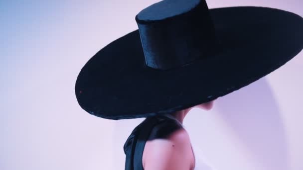 Μια γυναίκα με μεγάλο μαύρο κομψό καπέλο περπατάει το Mic και αρχίζει να τραγουδά - Πλάνα, βίντεο
