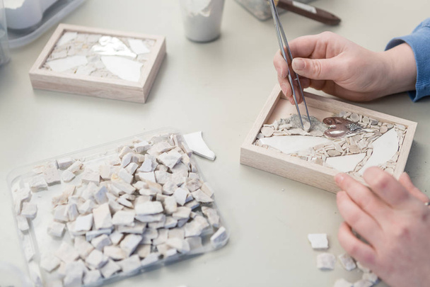 Mãos de Artista trabalhando em pequenas pedras mosaico em sua oficina - Close up
 - Foto, Imagem