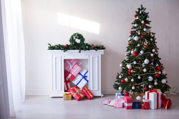 Різдвяна ялинка з представляє новий рік свято гірлянди вогнів - Фото, зображення