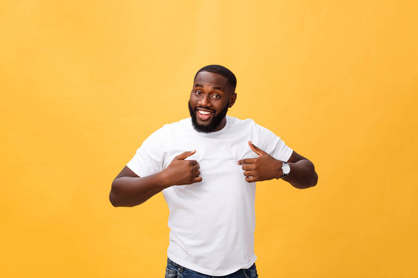 junger afrikanisch-amerikanischer Mann mit isoliertem Hintergrund sieht selbstbewusst aus, mit einem Lächeln im Gesicht, zeigt mit den Fingern stolz und glücklich - Foto, Bild