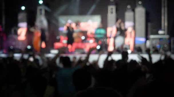 Blured Video achtergrond gelukkig publiek springen verhogen hun handen luchtgroep Rock Concert publiek handen omhoog roept juicht de ritme de concertzaal van de handen van de silhouetten van muziek musici voeren fase - Video