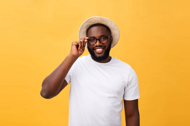 Ritratto ravvicinato di giovane afro americano scioccato turista, tenendo gli occhiali, indossando abiti turistici, cappello, con gli occhi spalancati
 - Foto, immagini