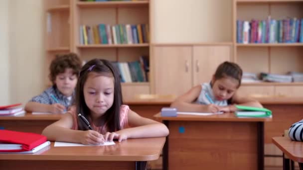 Iskolás gyerekek az osztályteremben - Felvétel, videó