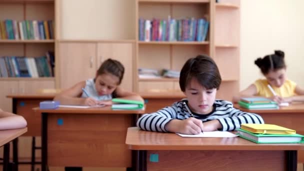 Kleine Schulkinder im Klassenzimmer - Filmmaterial, Video