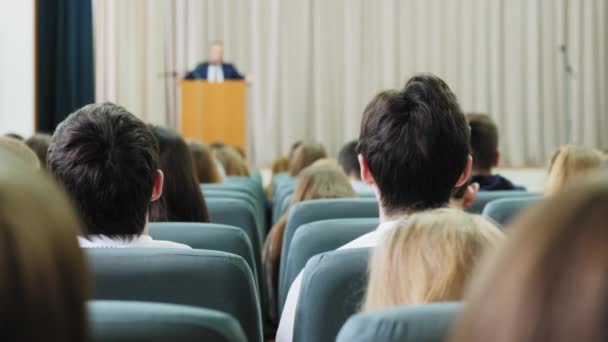 Veel mensen zitten op een seminar lezingen en conferenties. - Video