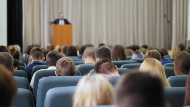 Veel mensen zitten op een seminar lezingen en conferenties. - Video
