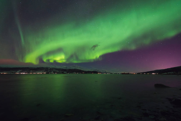 L'Artico polare aurora boreale cielo stella in Norvegia Svalbard in Longyearbyen città montagne Tromso
 - Foto, immagini