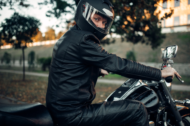 Rowerzysta w pozach kask na motocykl, klasyczny chopper. Vintage rower, kierowcy i jego dwukołowy przyjaciel, wolności życia, Turystyka rowerowa - Zdjęcie, obraz