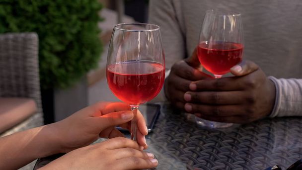 Para relaks w kawiarni z kieliszków do wina na stół, romantyczną randkę, związek - Zdjęcie, obraz