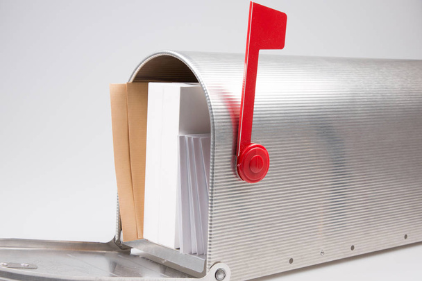 Briefkasten überquillt vor Rechnungen, E-Mails und anderen unerwünschten Korrespondenzen - Foto, Bild