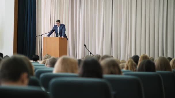 Annuncio maschile conduce un seminario nella sala
 - Filmati, video