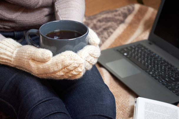 nő, egy csésze tea, egy könyv, egy laptop, egy takaró - Fotó, kép