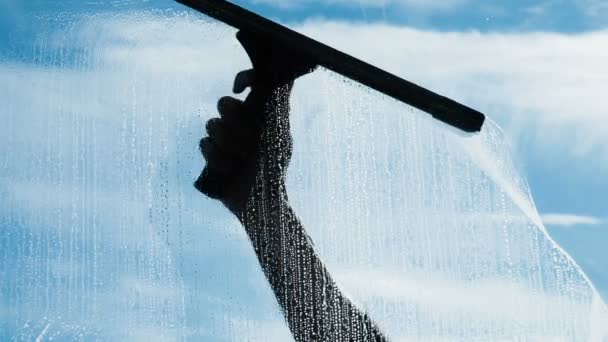 Man washes the wiper with a dirty window from the outside close-up, slow motion - Footage, Video