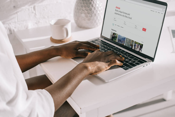 vista cortada da mulher americana africana digitando no laptop com site airbnb
 - Foto, Imagem