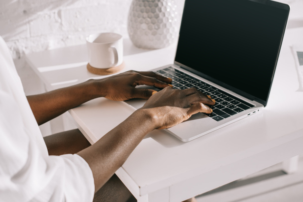 обрізаний вид афроамериканської жінки з ноутбуком з порожнім екраном
 - Фото, зображення