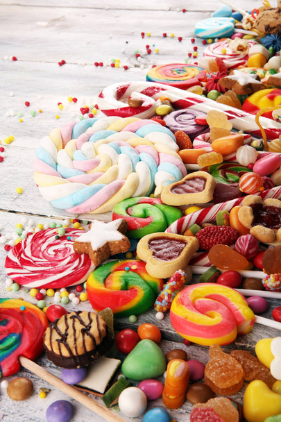 конфеты с желе и сахаром. красочный массив различных сладостей и угощений для детей
 - Фото, изображение