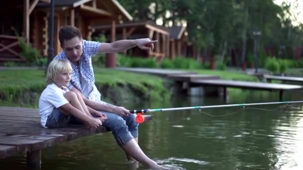 Papá e hijo pescando al aire libre
 - Metraje, vídeo