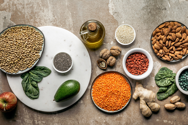 vista superior de superalimentos, legumbres e ingredientes saludables sobre fondo rústico
 - Foto, imagen