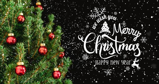 Árvore de Natal com decorações vermelhas e texto Feliz Natal no fundo de férias com neve. Feliz Ano Novo e tema de Natal
 - Foto, Imagem