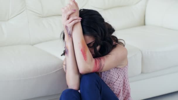 Huiselijk geweld concept. Een man die aanvallen met een bang vrouw thuis - Video