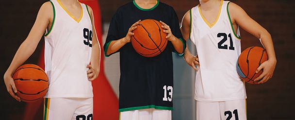 子供のバスケット ボール チーム。若いバスケット ボール選手は、バスケット ボールのコートにボールを保持しています。バスケット ボールの水平背景背景をぼかした写真 - 写真・画像