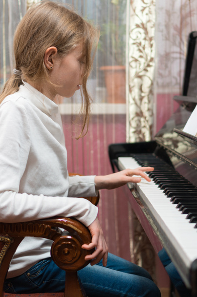 Κοριτσάκι που μαθαίνει να παίζει πιάνο. - Φωτογραφία, εικόνα