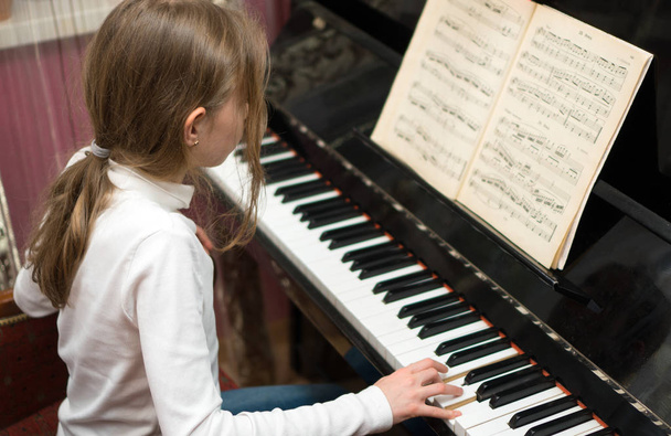Küçük kız piyano çalmayı öğrenme. - Fotoğraf, Görsel