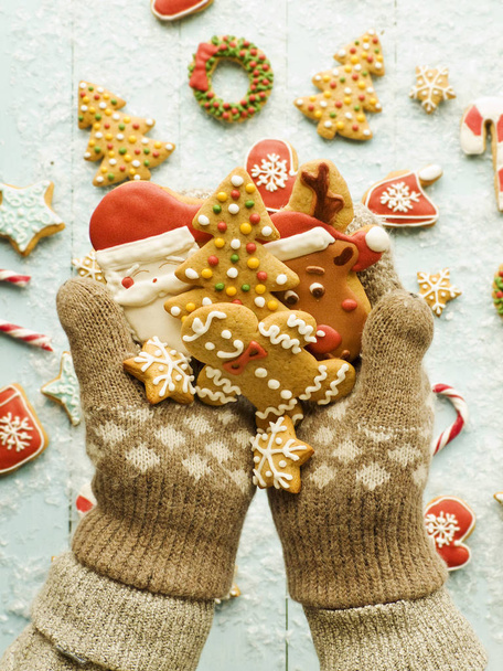 Χριστούγεννα διακόσμηση μελόψωμο cookies στα χέρια. Ρηχά dof. - Φωτογραφία, εικόνα