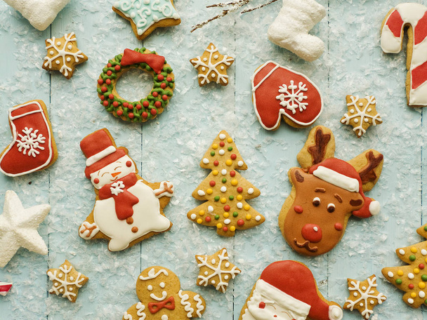 Christmas decorated gingerbread cookies background. Shallow dof. - Foto, Imagen