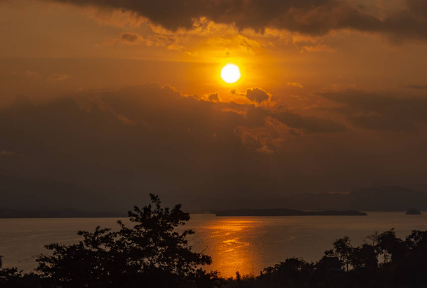Huay Mae khamin 滝国立公園は、タイでカンチャナぶりで Si スリナカリン ダムの日の出. - 写真・画像