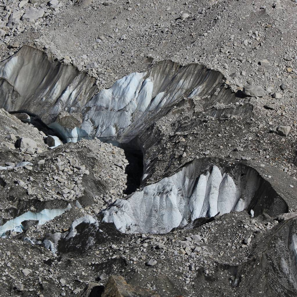 Деталь Кхумбу льодовика, Еверест Національний парк, Непалі. Великі тріщини. - Фото, зображення