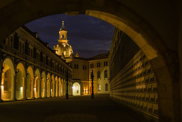 Georgenbau in Dresden in nacht, Duitsland, Europa - Foto, afbeelding