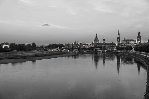 Panorama blanco y negro de Dresde con el río Elba, Alemania
 - Foto, imagen