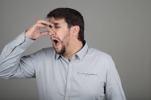 hombre estornudando con la mano en la cara
 - Foto, imagen