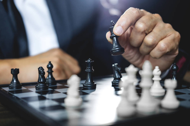 Biznesmen grający w szachy i myśląca strategia o katastrofie obalają przeciwną drużynę i analizują rozwój dla zwycięstwa i sukcesu. - Zdjęcie, obraz