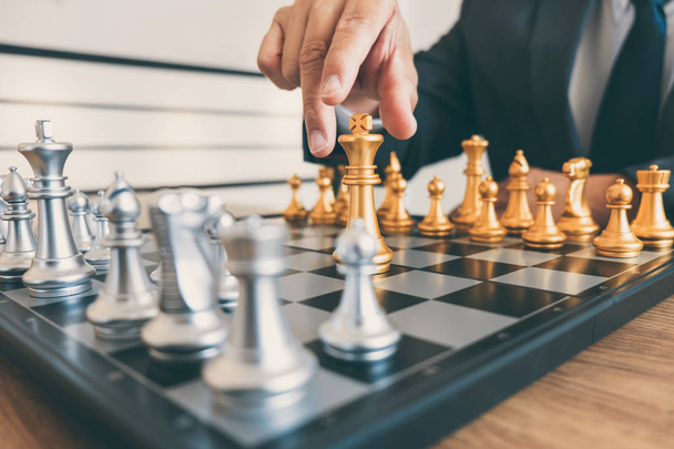 Liikemies johto pelaa shakkia ja ajattelu strategia suunnitelma kaataa päinvastainen joukkue ja kehitys analysoida onnistuneen yrityksen
. - Valokuva, kuva