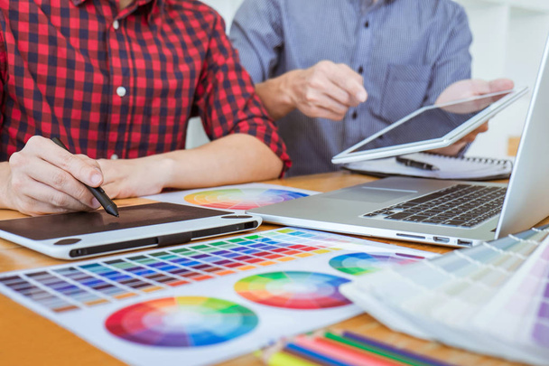 Tiimi Creative graafinen suunnittelija kokous työskentelee uuden projektin, valitse valinta väri ja piirustus grafiikka tabletti työvälineitä ja lisävarusteita
. - Valokuva, kuva