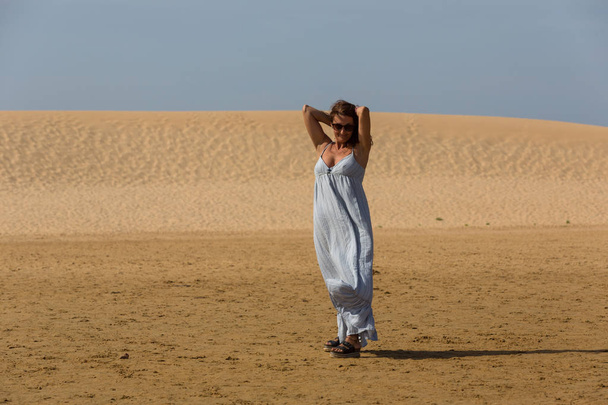 γυναίκα στους αμμόλοφους άμμου του Praia da Bordeira, Algarve, το νότο της Πορτογαλίας - Φωτογραφία, εικόνα