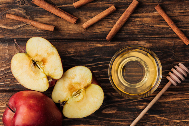 vista superior de manzanas rojas deliciosas, miel y canela en la mesa de madera
 - Foto, imagen