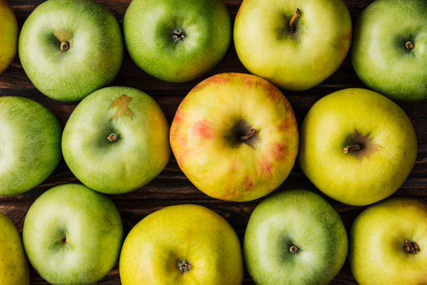 vista superior de manzanas verdes maduras y doradas sobre mesa de madera
 - Foto, Imagen