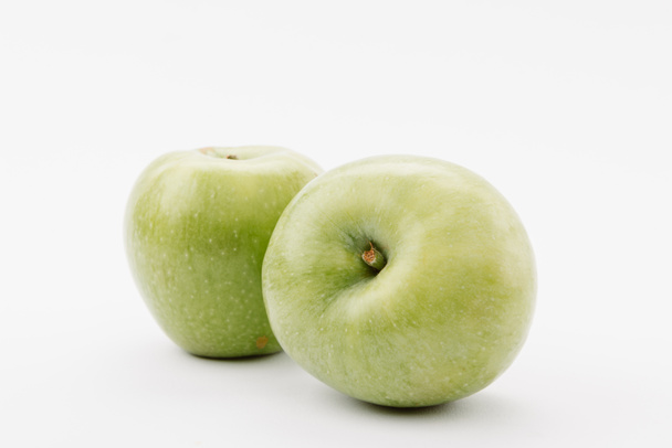 saborosas grandes maçãs verdes no fundo branco
 - Foto, Imagem