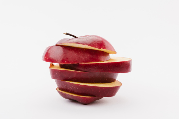 manzana roja deliciosa en rodajas frescas sobre fondo blanco
 - Foto, Imagen